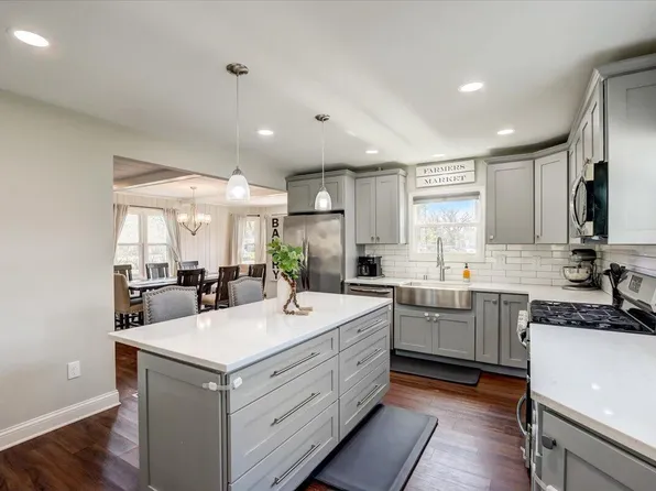 9154 North Pelham PARKWAY, Bayside, WI 53217