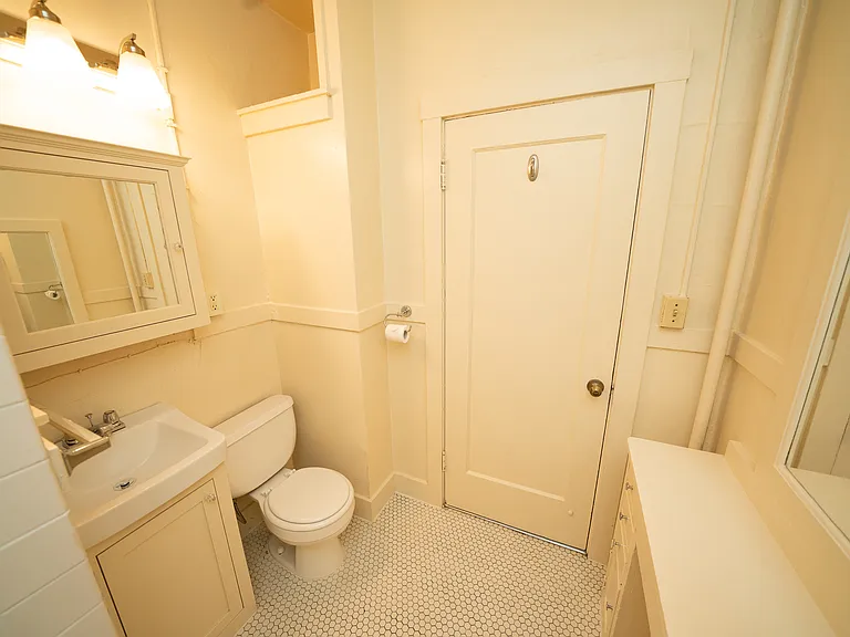 818 25th St #210 — Photo 8