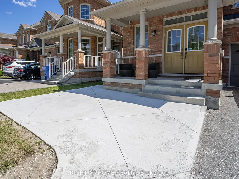 136 Durhamview Cres — Photo 2