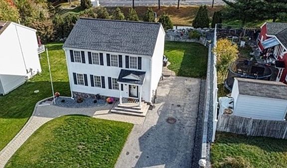3rd image of 9 Nicole Dr