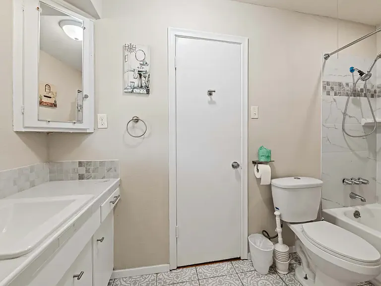 2719 Sharpview Ln — Photo 10