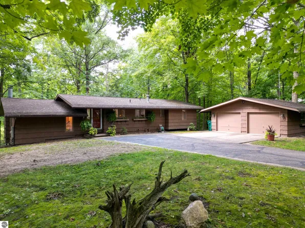 303 Hiawatha Dr, Mount Pleasant, MI 48858