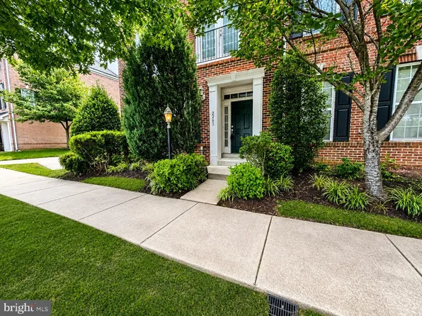 2261 Potomac Club Pkwy, Woodbridge, VA 22191