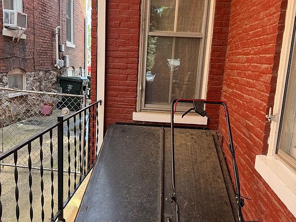 5th image of 903 W Washington St