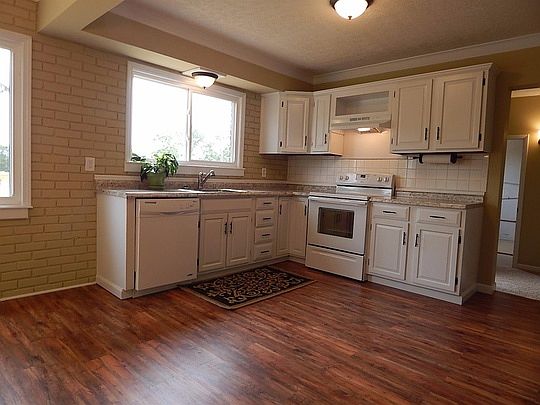 3rd image of 715 Parkview Dr
