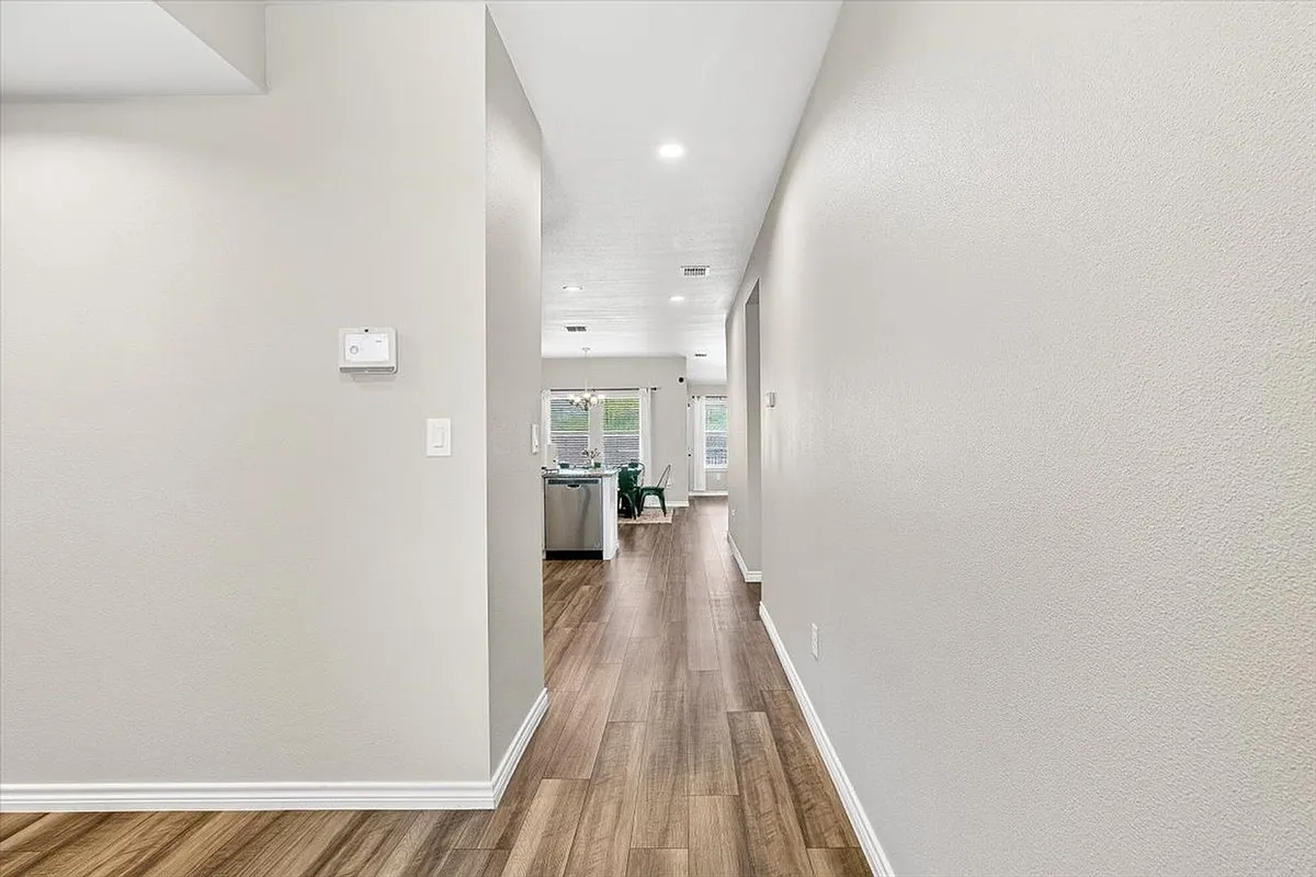 Building Photo - 8121 Cattlemen Dr