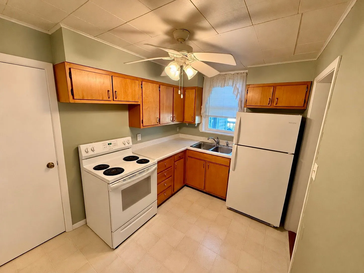 Bright & cozy 1 bedroom, 1 bathroom with large front porch — Photo 1