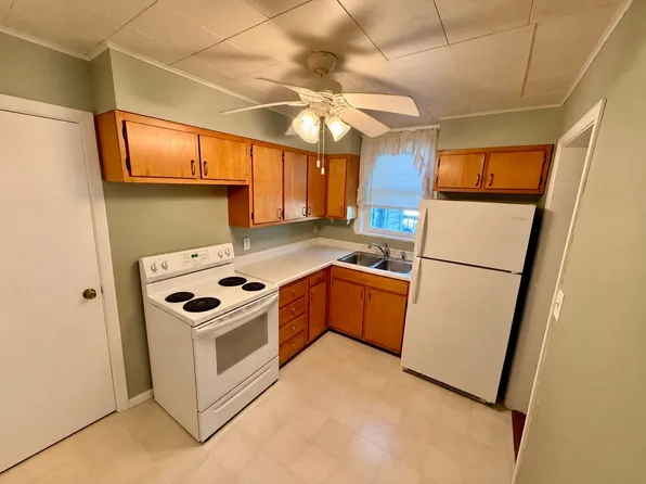 107 W Hill St #A, Eureka, IL 61530