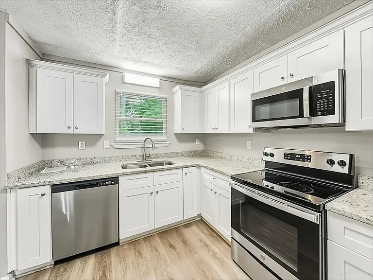 2723 Rockdale Dr — Photo 8