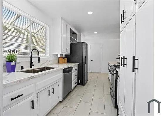 3 bed, 1334 sqft, $2,800 — Photo 2