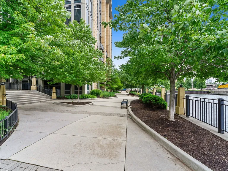 700 N Larrabee St #1003 — Photo 18