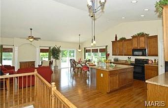 4th image of 28 Lindbergh Place Ct
