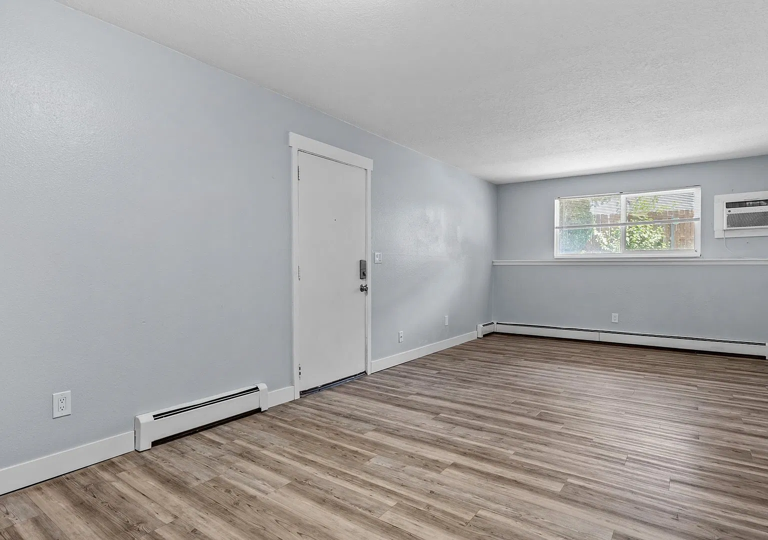 Garden level 2 Bedroom | 1 Bathroom (Double Vanity + Walk-In Closet!) — Photo 4