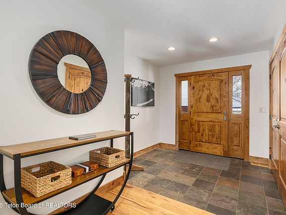 4th image of 1035 River Meadows Dr