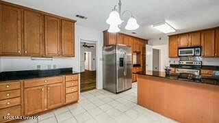 5th image of 1301 Heidenheim St