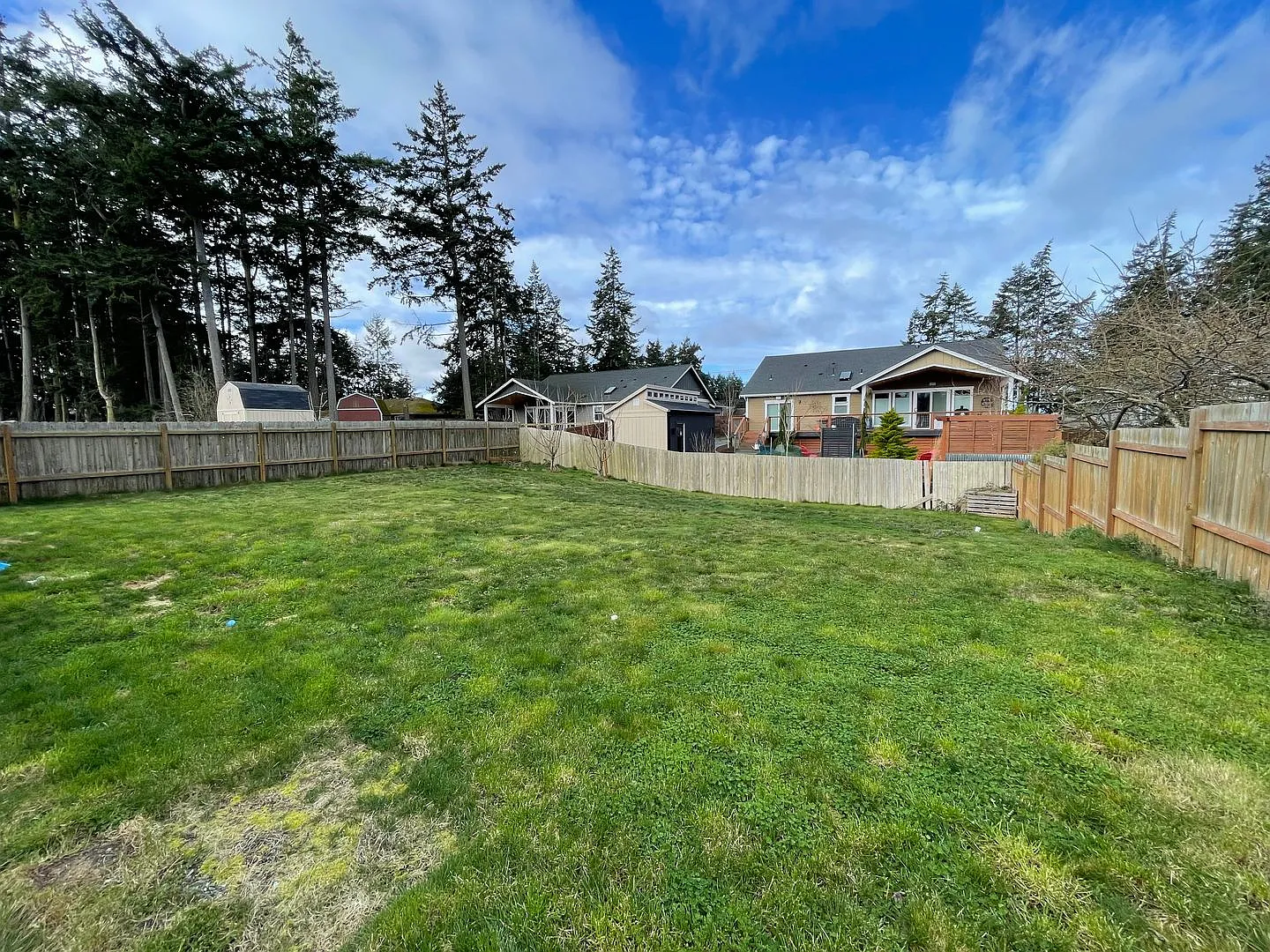 Spacious Pet Friendly 4 Bedroom Home Close to Everything! — Photo 4