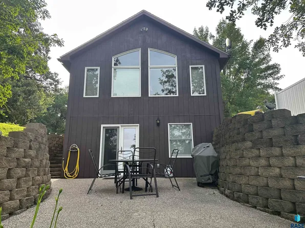 2586 Lake Cochrane Dr W, Gary, SD 57237
