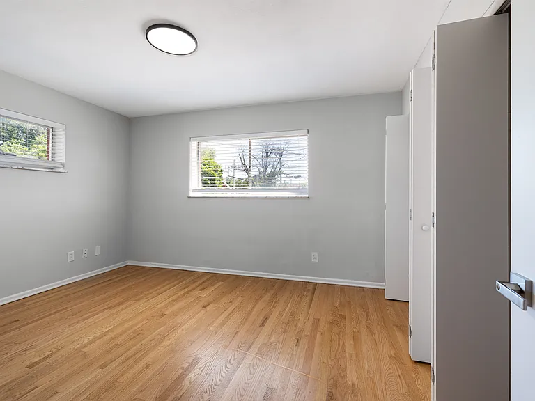 Lindenwood Heights Apartments — Photo 7