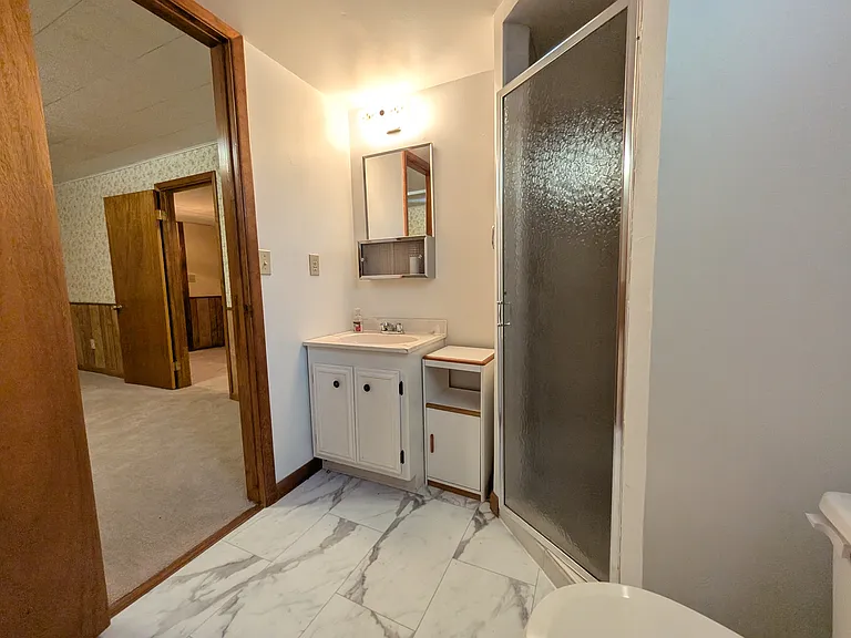 Basement en suite bathroom