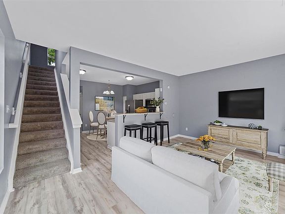 3rd image of 4853 Heritage Heights Cir