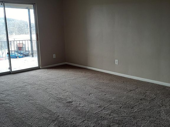 3rd image of 109 Pine Dr #9