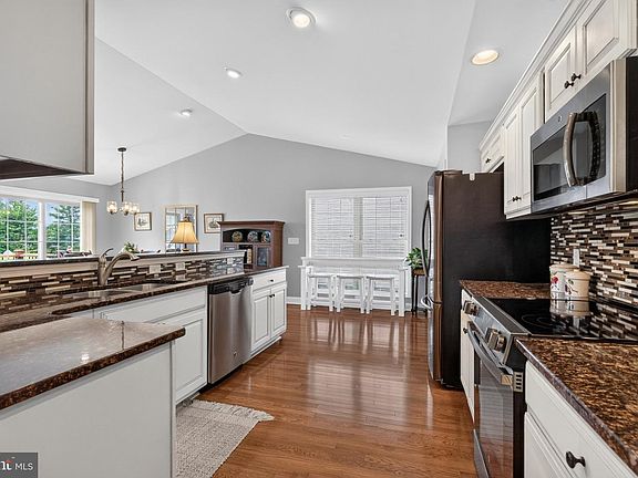 5th image of 102 Drury Ln