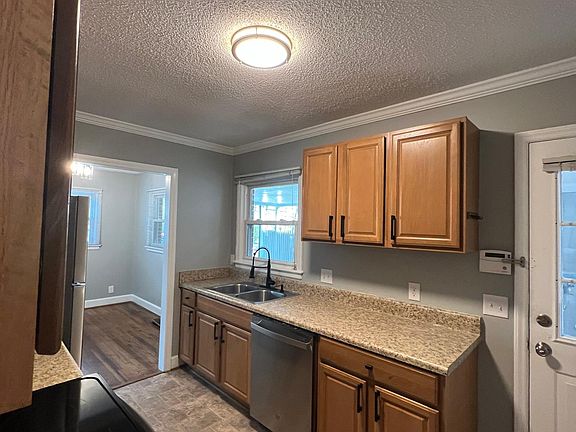 4th image of 3701 Tremont Dr