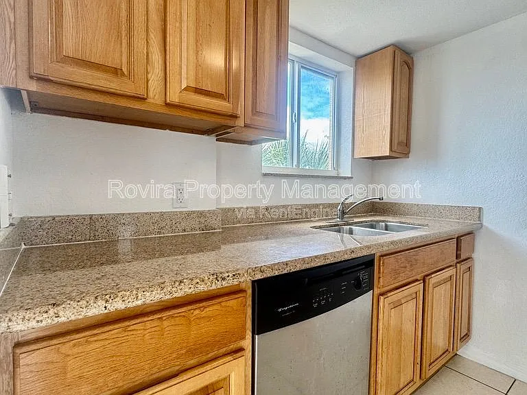 498 SW 6th St #303 — Photo 5