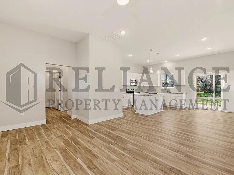 525 E Elmwood St — Photo 15