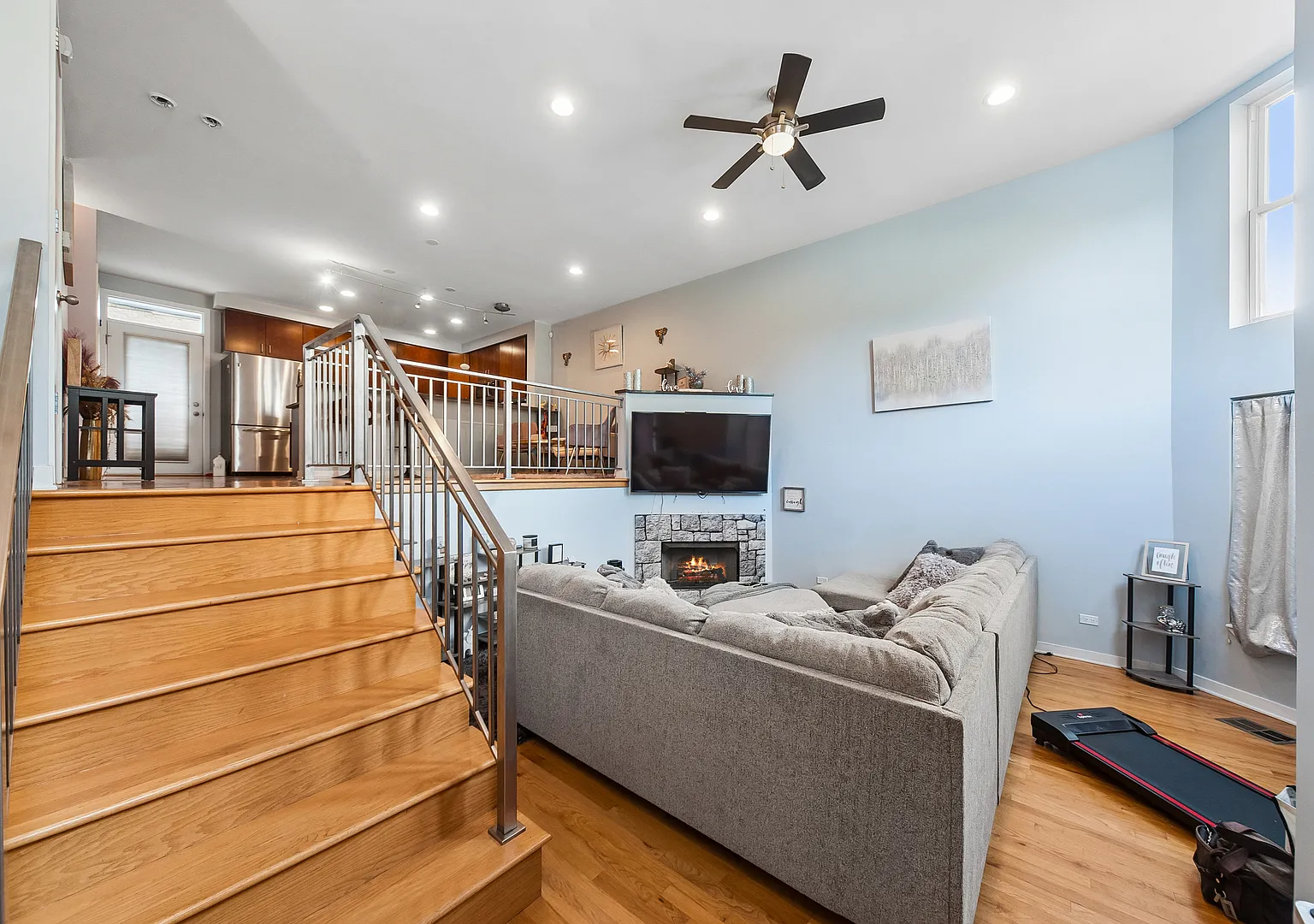 3 bed, 3.5 bath, 2400 sqft, $4,100 — Photo 2