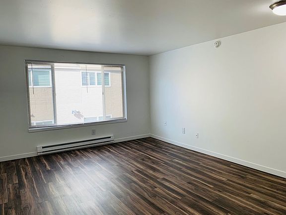 2nd image of 520 & 524 NE 112th St #520-04