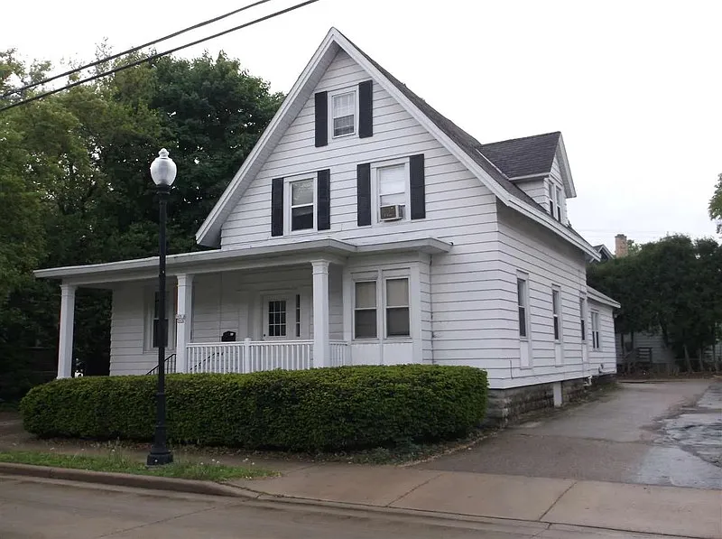 5 bed, 1.0 bath, $1,300 — Photo 1