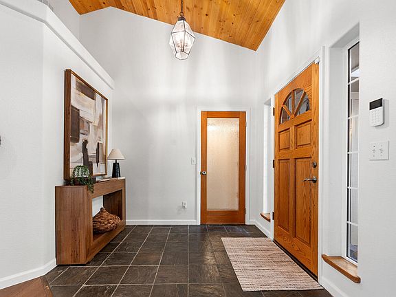 4th image of 1144 Colonial Dr