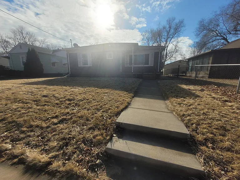 2405 Maple St — Photo 24
