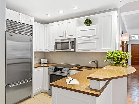 3rd image of 20 W 72nd St #201