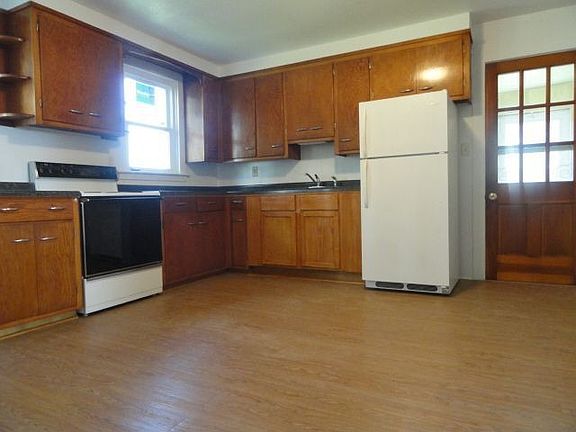 2nd image of 702 W 1st St