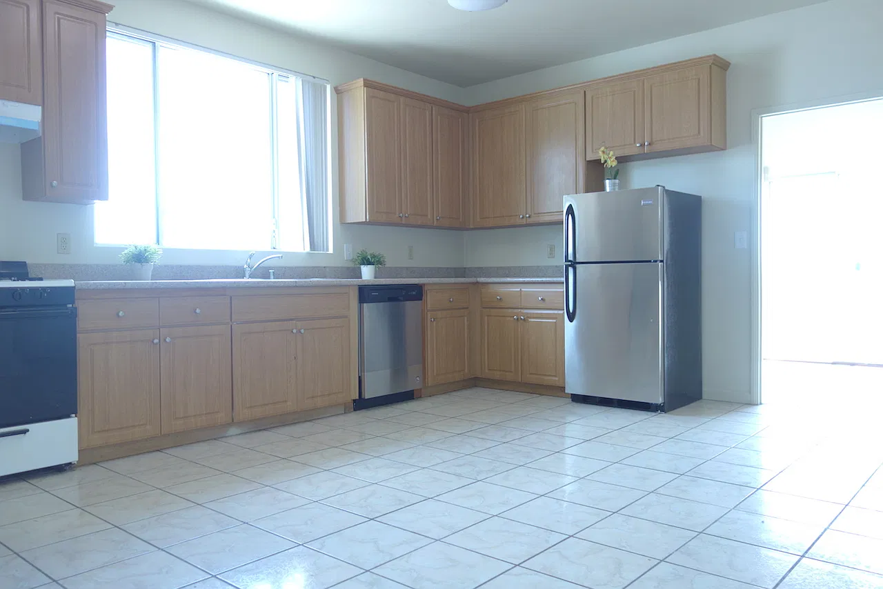 5 bed, 1800 sqft, $4,995 — Photo 3