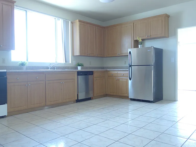 4426 Prospect Ave — Photo 3