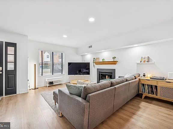 2nd image of 3342 Wiehle St