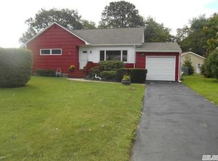 7 Argonne Rd W, Hampton Bays, NY 11946