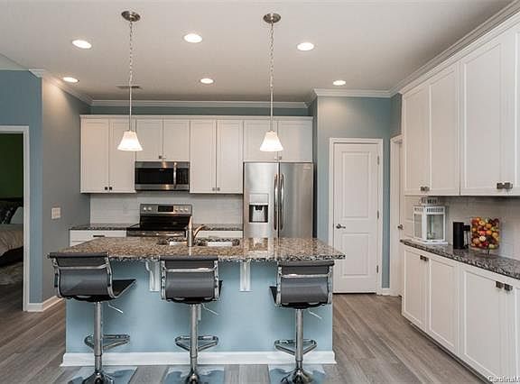 5th image of 536 Park View Dr