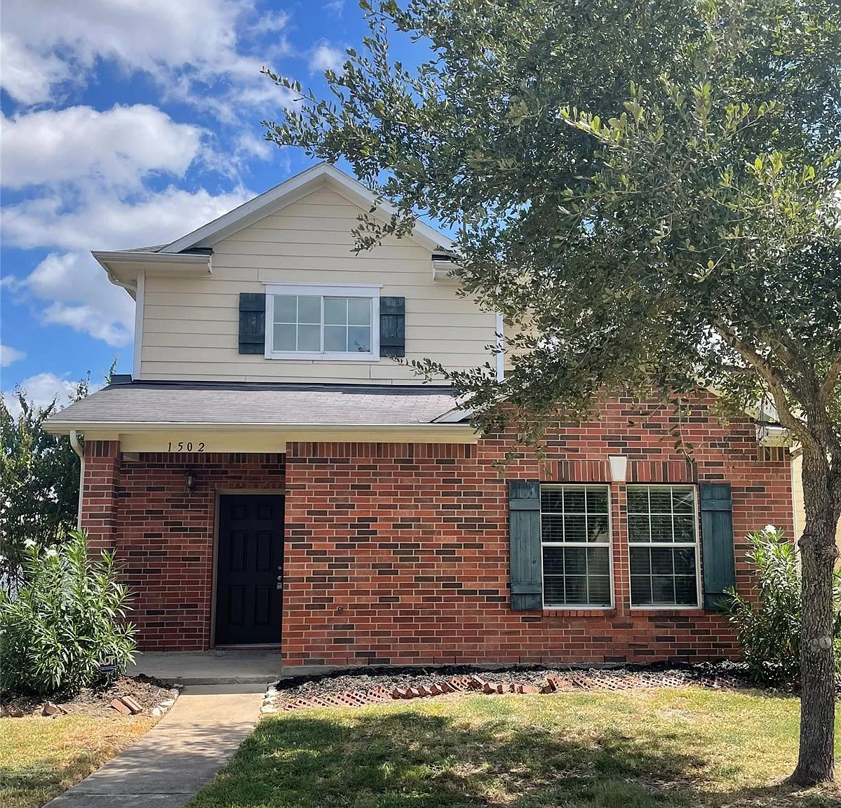 4 bed, 2.5 bath, 1840 sqft, $2,200 — Photo 1