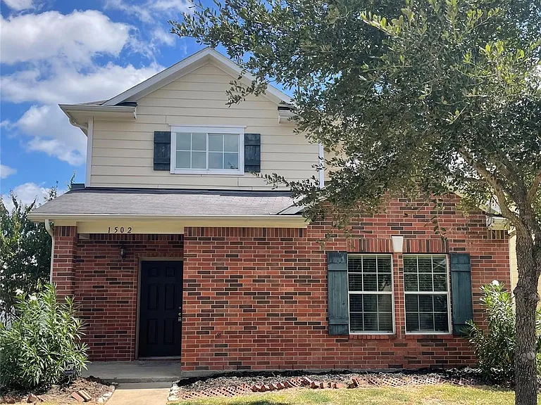 1502 Claremont Garden Cir — Photo 1