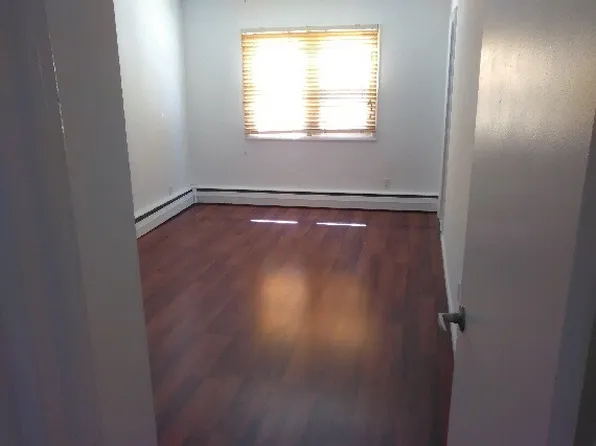 35 Robert St, Patchogue, NY 11772