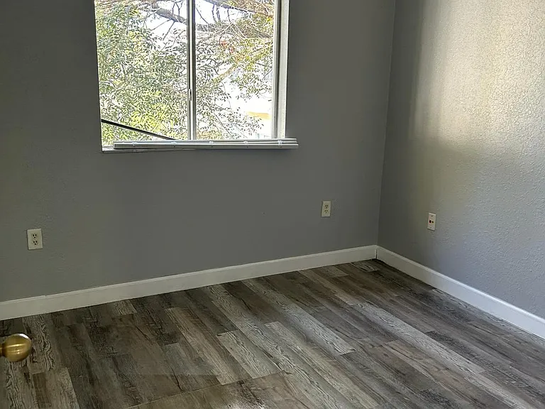 SE 15th Pl — Photo 37