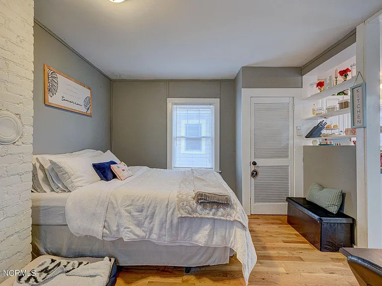 312 Queen St — Photo 13