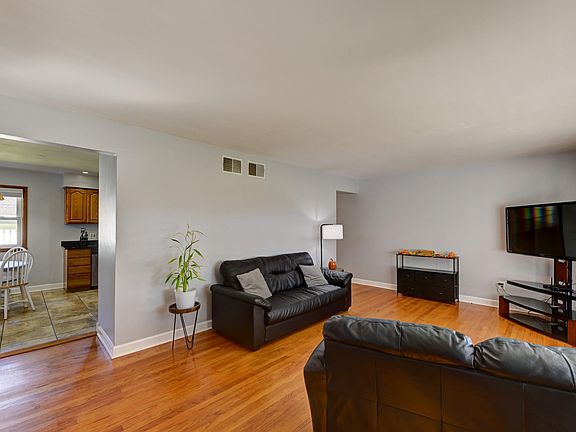 3rd image of 2517 Lincoln St