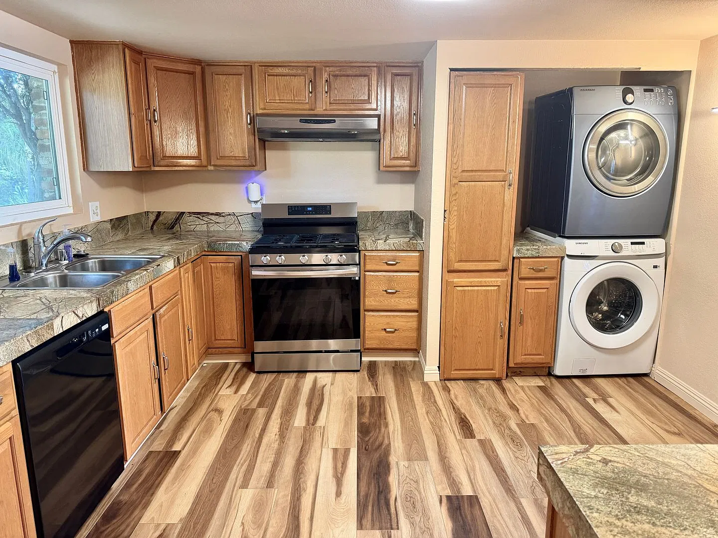 Spacious 4 Bedroom Huntington Beach Townhome | Near the Beach — Photo 4