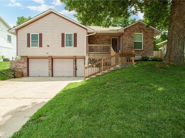 311 SW 13th St, Oak Grove, MO 64075