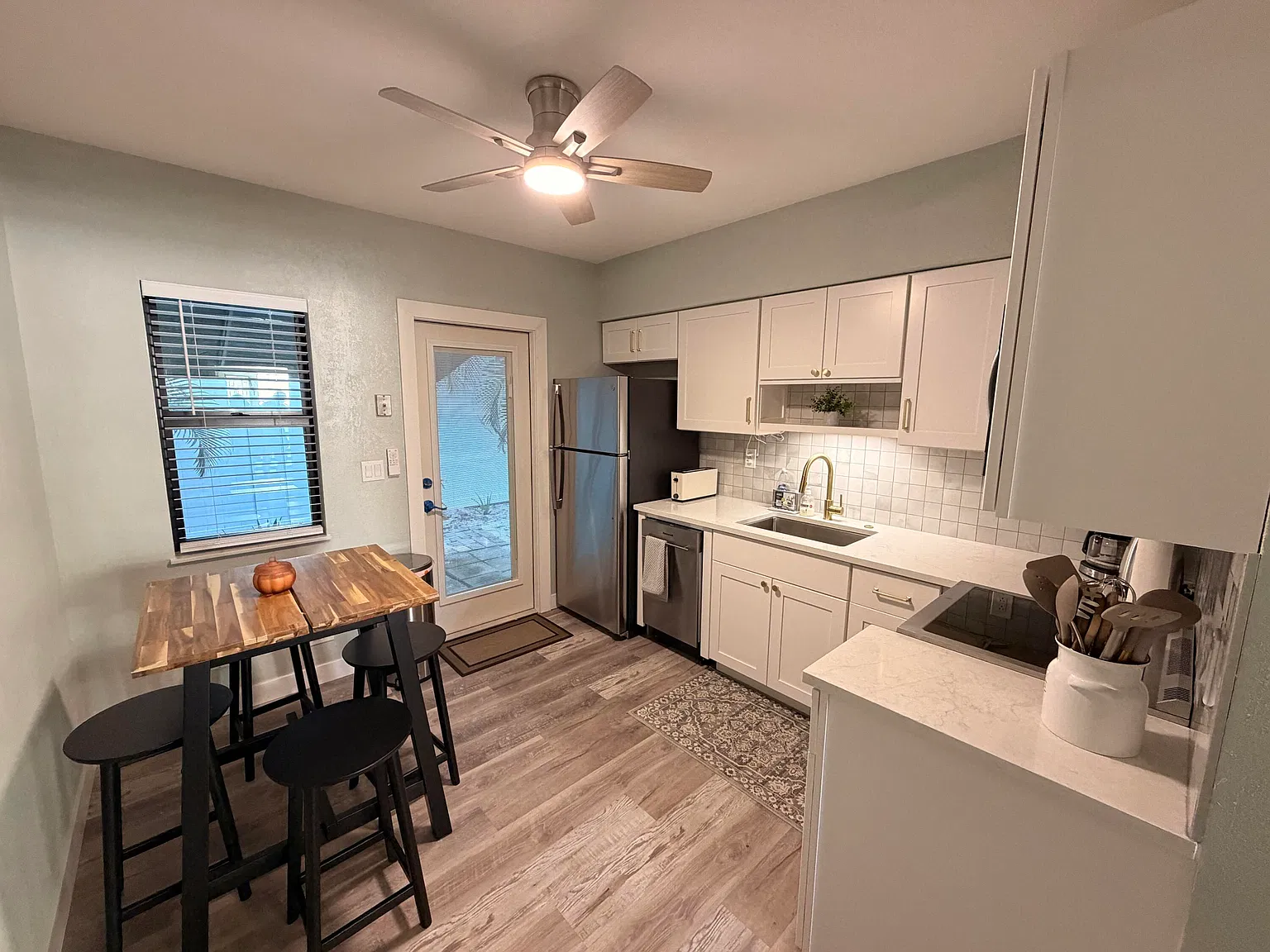 2 bed, 1.0 bath, 700 sqft, $3,900 — Photo 3